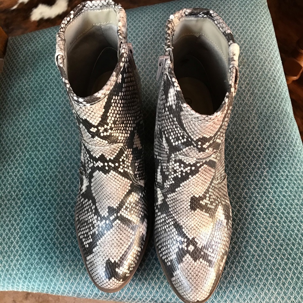 Beautiful Black/White Snakeskin Booty!